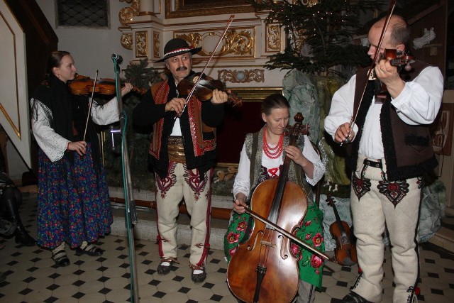 Górale i góralki przez prawie dwie godziny grali i śpiewali kolędy oraz pastorałki polskie oraz melodie zza drugiej strony Tatr, węgierskie i słowackie.