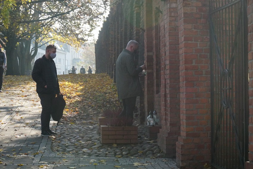 Z powodu koronawirusa cmentarze zostały zamknięte, zaś w...