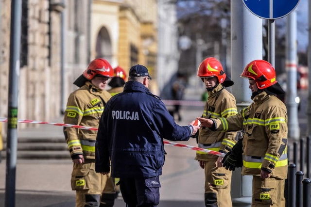 Alarm bombowy w szkołach w Żorach został ogłoszony po tym, jak otrzymały one ostrzeżenie mejlowe. na miejscu pojawili się policjanci.