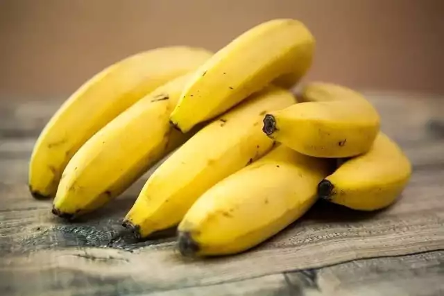 Banan to jeden z ulubionych owoców zagranicznych w Polsce. Banany to także owoce, które zawierają wiele składników mineralnych i liczne witaminy. Tym razem sprawdzimy co dzieje się z naszym organizmem gdy jemy banany? Kto powinien jeść te pyszne owoce, a kto raczej ich unikać. Zobaczcie na kolejnych zdjęciach. 