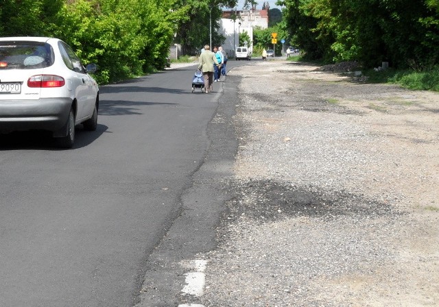 Gdy pokonają już mosteek na Trynce, auta jadą asfaltem a piesi - też podążają asfaltem. Chodnika tu nie ma i nie będzie