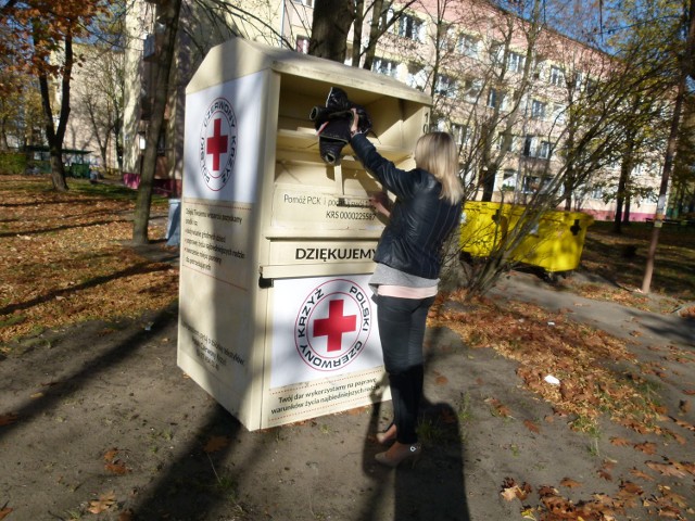 Z kontenerami było ostatnio dużo zamieszania. Część osób nie wiedziała, czy wrzucając tam ubrania, pomaga się innym. Teraz już wiadomo, że tak, bo PCK znów firmuje je swoim logo.