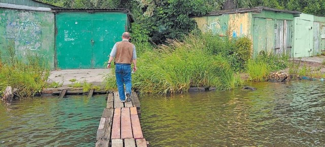 Wpływających do Szczecina witają hangary, w których szczecinianie trzymają łodzie. Te baraki odbiegają od wizji Floating Garden.