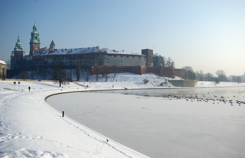 W Krakowie spodziewają się pierwszego śniegu. W gotowości są 252 pojazdy, zgromadzono 12700 ton soli. Czy zima nie zaskoczy drogowców?