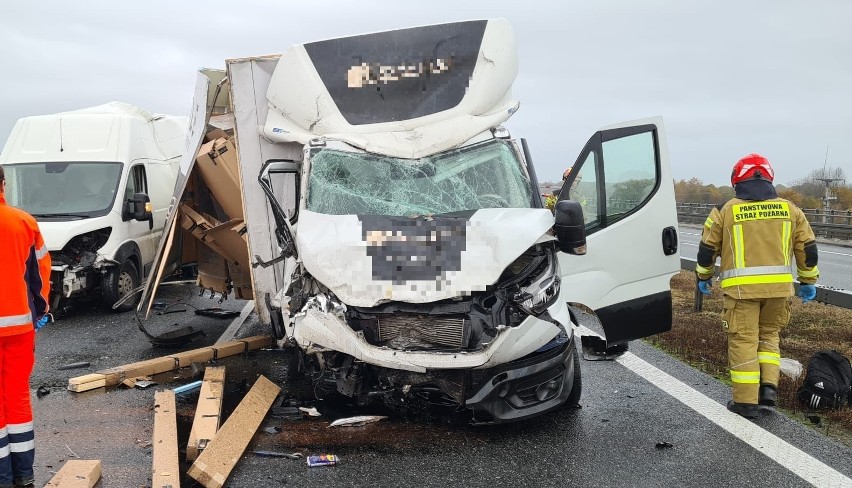 Wypadek i ogromny korek na A4 między Brzeskiem a Tarnowem. Po zderzeniu dwóch dostawczaków autostrada była zablokowana. Zobacz zdjęcia 