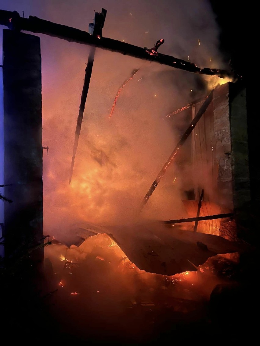 W gminie Bodzentyn stodoła stanęła w ogniu. Pożar gasiło pięć zastępów strażackich
