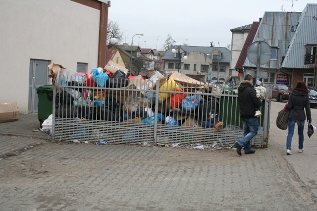 To o ten śmietnik w centrum Ostrowi chodzi czytelnikowi