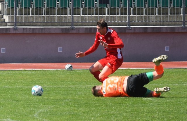 W meczu czwartej ligi mazowieckiej, Radomiak II Radom przegrał z liderem tabeli Pilicą Białobrzegi. Mecz rozegrano na stadionie Prochu w Pionkach.Radomiak II - Pilica 0:6 (0:4)Bramki: Michalski 2, Paterek 11, 70, Kucharczyk 30 z karnego, 72, Kencel 40.Radomiak II: Szpaderski - Klimas, Wołczyński, Świdzikowski, Osiej (46 Łyko) - Diane (46 Pankowski), Scheidt (85 Czajkowski), Puzan, Dorożyński, Banach - Podsiadło (74 Białogłowicz).Pilica: Adamczyk - Kencel, Walasek, Klinicki (75 Król), Michalski, Rawski, Winiarski, Gliński (71 Karasek), Paterek, Kucharczyk, Zawadzki. ZOBACZ ZDJĘCIA Z MECZU>>>