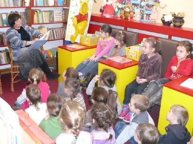 Ewa Gorla czytała przedszkolakom z "jedynki&#8221; w ramach III edycji Klubu Czytających Dziadków 