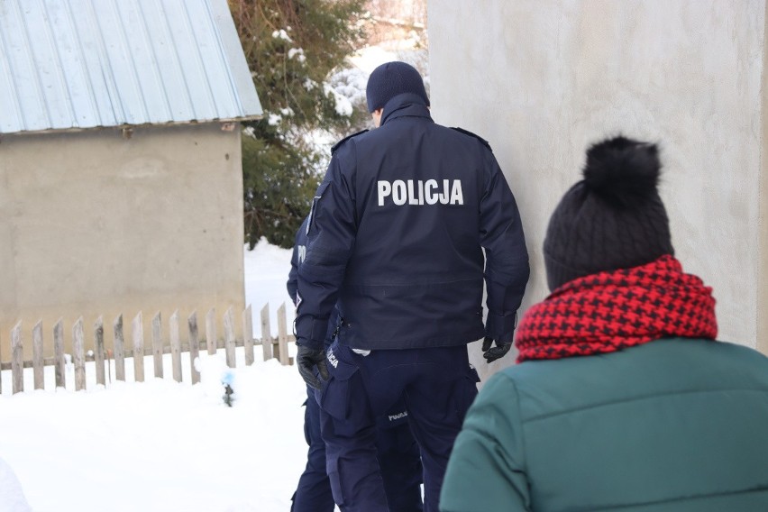 Policjanci z Bytowa sprawdzają pustostany, by pomóc...