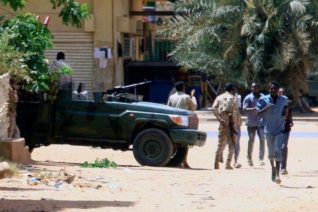 Odgłosy starć słychać w stolicy Sudanu, Chartumie, a także Omdurmanie i pobliskim Bahri, a także w mieście Port Sudan nad Morzem Czerwonym.