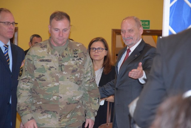 Szef MON spotkał się w Żaganiu z dowódcą wojsk lądowych USA w Europie