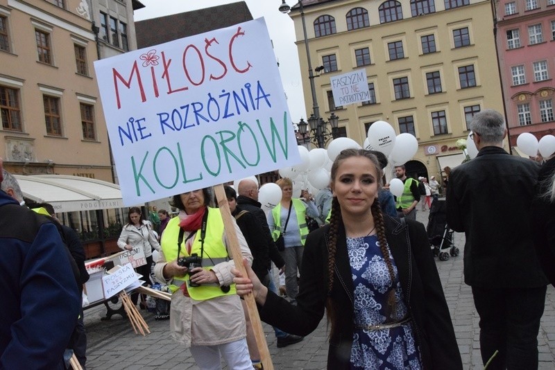 Marsz przeciwko faszyzmowi we Wrocławiu. "Faszyzm to nie patriotyzm" (ZDJĘCIA)