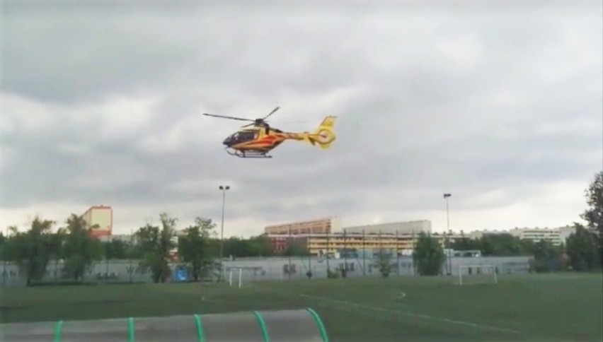 Śmigłowiec ratunkowy lądował na boisku w Żorach - zabrał ranną kobietę ZDJĘCIA + WIDEO