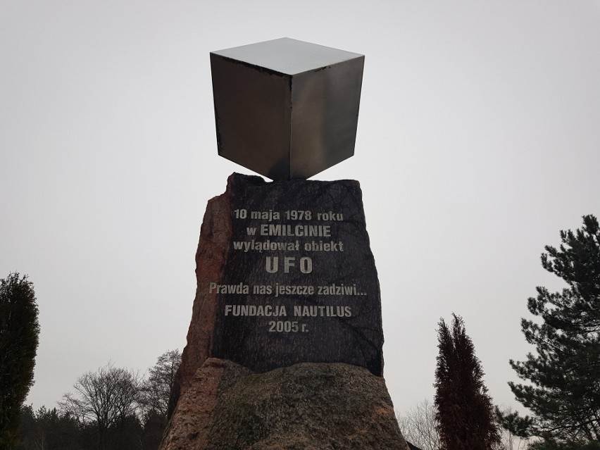 11. Pomnik UFO w Emilcinie (powiat opolski) - zdjęcie z...