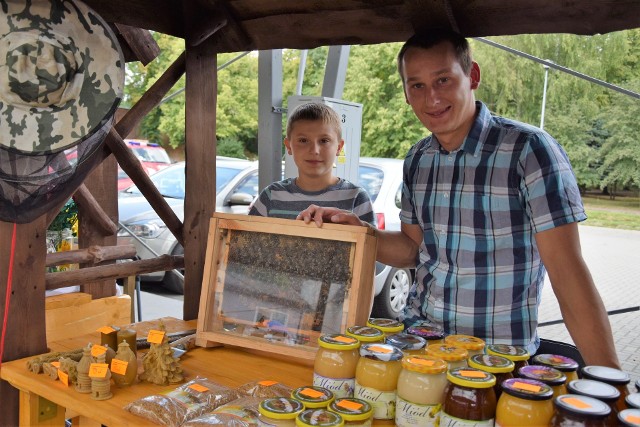 Marek Schlichtholz z bratankiem Kubą prezentują pszczelą rodzinę i jej zdrowotny wytwór