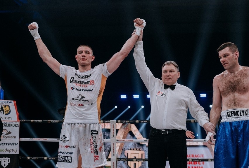 Wiktor Szadkowski nie dał szans rywalowi na zawodowej gali Tymex Boxing Night 21 - Śląskie uderzenie 
