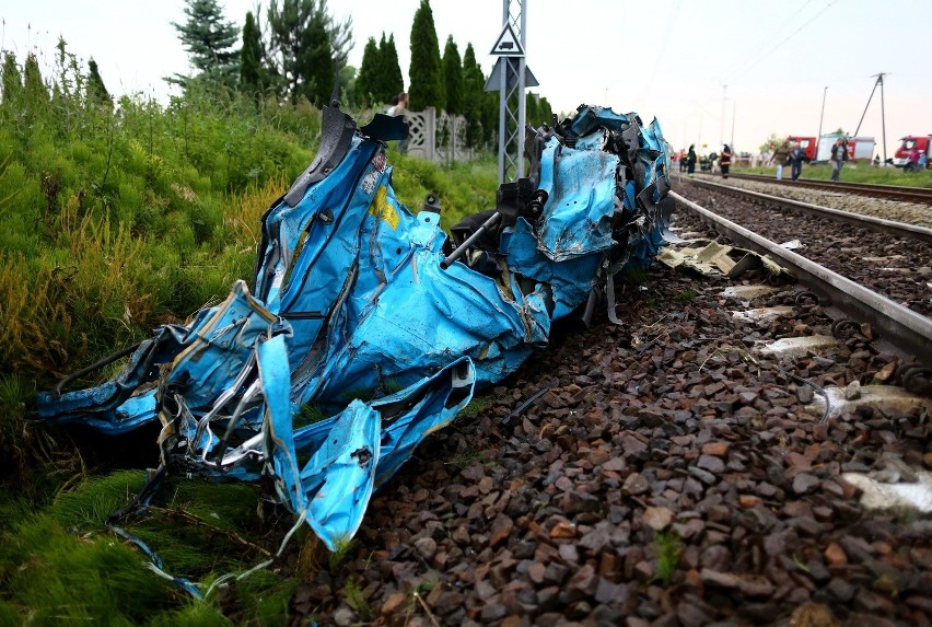 Wypadek na przejeździe kolejowym pod Piotrkowem. Pociąg uderzył w tira [ZDJĘCIA]