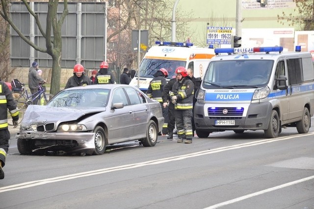 BMW jechało ulicą 25 czerwca w kierunku dworca, na skrzyżowaniu z ulicą Kelles - Krauza doszło do zderzenia z oplem.