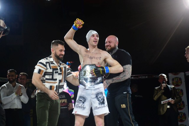 W sobotę w Radomiu odbyła się gala mieszanych sportów walki federacji Thunderstrike Fight League. Wystąpili na niej radomscy zawodnicy. Mistrzowski pas wywalczył Marcin Skrzek (na zdjęciu), który przez techniczny nokaut pokonał Jerry`ego Kvarnstroma. Udaną obronę mistrzowskiego trofeum zaliczył natomiast Cezary Kęsik.