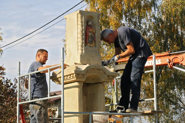 Mająca ok. 200 lat kapliczka z Węgrzc Wielkich (gmina Wieliczka) wróciła z pracowni konserwatorskiej. Teraz trwają przy niej prace wykończeniowe