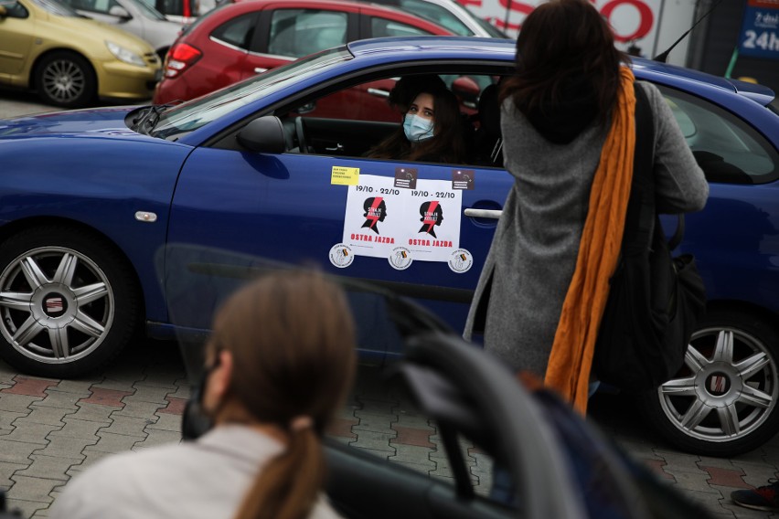 Kraków. Ostra jazda, czyli samochodowy protest przeciwko łamaniu praw kobiet [ZDJĘCIA]