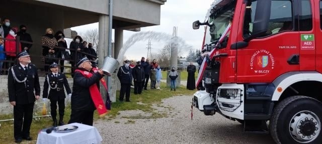 Ksiądz proboszcz Marek Mrugała, kapelan wojewódzki strażaków nie żałował święconej wody, żeby poswięcić auto.