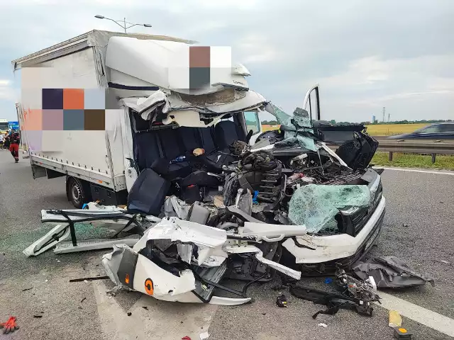 Straszny wypadek busa na 7. kilometrze autostradowej obwodnicy Wrocławia. Kierowca walczy o życie.