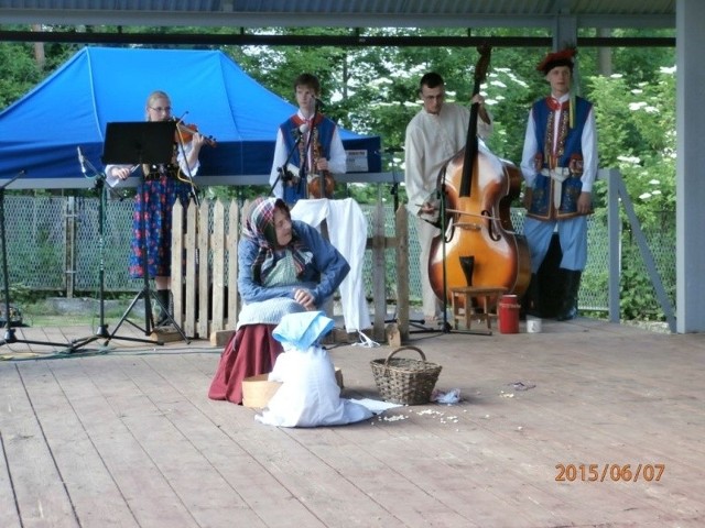 Kapela z Bodzentyna zdobyła 3 miejsce w kategorii zespół prezentujący folklor w formie autentycznej. Na heligonce -XIX-wiecznym instrumencie grał Szczepan Królikowski z zespołu.