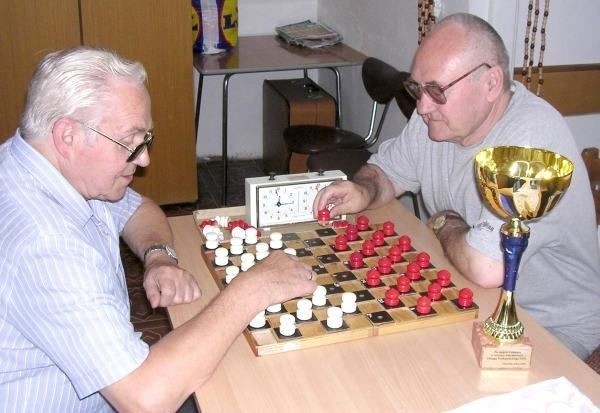 - Znaczna utrata wzroku nie przeszkadza w grze w warcaby - mówią Jan Kawa (z lewej) i Kazimierz Bordun. Przed nimi stoi kolejne trofeum przywiezione z zawodów w Horyńcu Zdroju.