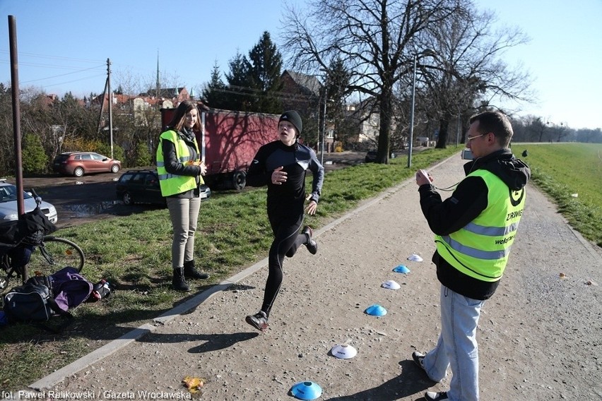 Wrocław: Biegli pięć kilometrów z jakiem na łyżeczce (ZDJĘCIA)