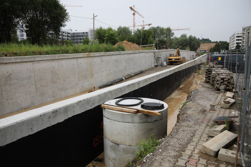 Kraków. "Tramwaj wodny" do Górki Narodowej. Rzeka błota zalała osiedle. Mieszkańcy: to przez beton [ZDJĘCIA]