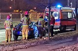 Wypadki na śliskiej drodze w Częstochowie. Mercedes "ściął" latarnię, a toyota uderzyła w miejski autobus