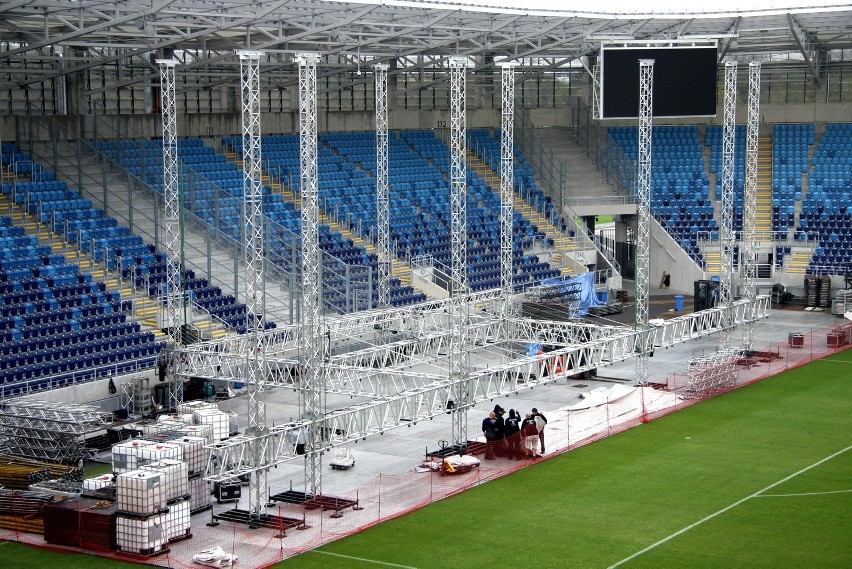 Na murawie rośnie scena, na której w sobotę wystąpią...