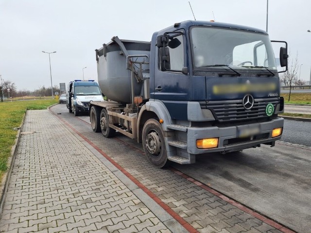 Kolejna ciężarówka z usterkami zatrzymana przez funkcjonariuszy ITD z Kędzierzyna-Koźla.
