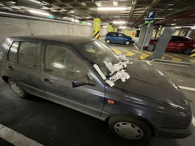 Obrósł kurzem i cały czas zbiera mandaty. Na podziemnym parkingu dworca Wrocław Główny stoi volkswagen golf.