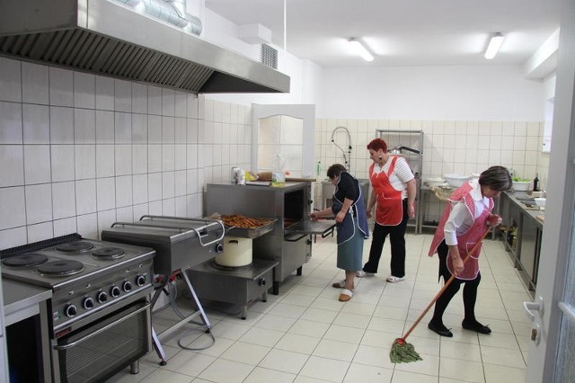 Praca wre w nowej kuchni w Gminnym Ośrodku Sportowo-Wypoczynkowym w Łopusznie.