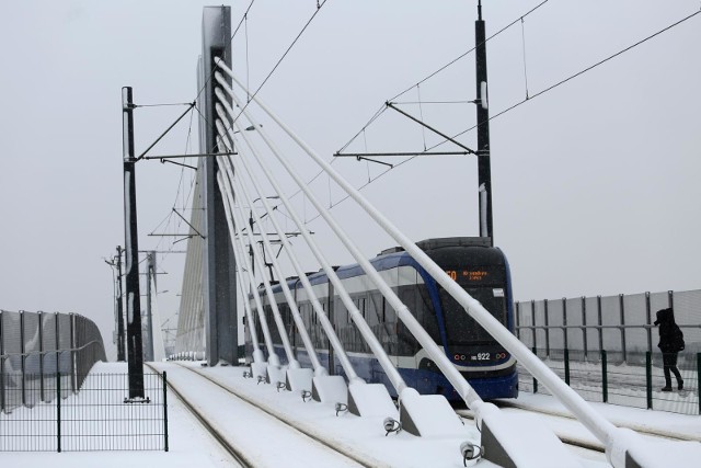 Mieszkańcy narzekają, że zimą krakowskie tramwaje nie są odpowiednio ogrzewane i jest w nich zimno.