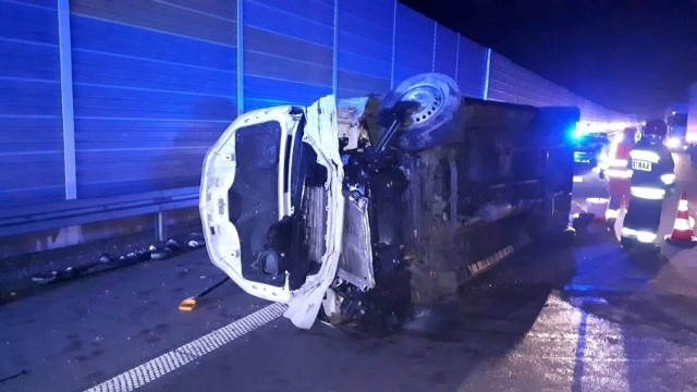 Wypadek na drodze ekspresowej S8 koło Zduńskiej Woli. Samochód dostawczy wjechał w bariery.