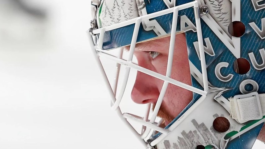 Bramkarz Vancouver zwymiotował w maskę podczas meczu NHL. Powodem torsji zawodnika było dowodnienie organizmu i grypa 