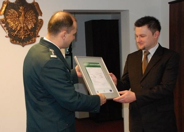 Piotr Daniel, dyrektor Izby Celnej w Przemyślu, wręcza certyfikat Marcinowi Kocajowi reprezentującemu tutejszy Fibris.