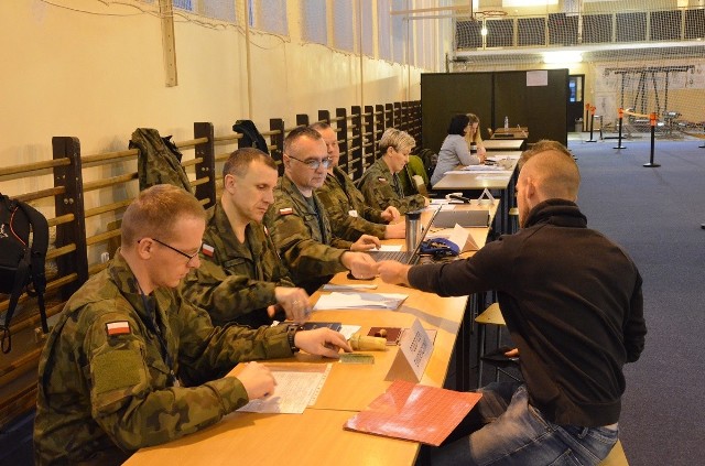 W koszarach 7 Brygady Obrony Wybrzeża w Słupsku rozpoczęło się szkolenie ochotników do służby przygotowawczej. Proces szkolenia potrwa cztery miesiące.
