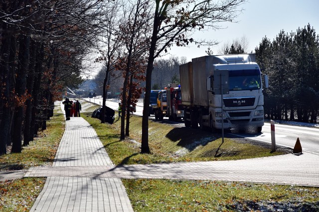 Wypadek w Trzebielinie. Kierowca dachował.