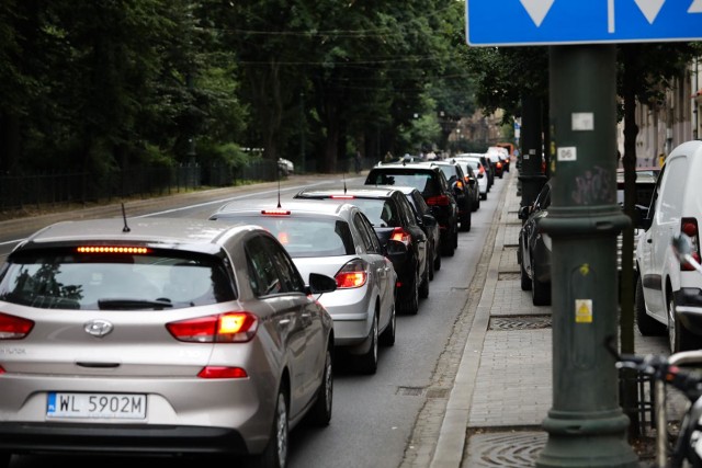 Zmiany w prawie drogowym 2019. Szykują się spore zmiany dla kierowców. Jazda "na suwak" i "korytarz życia" będą obowiązkiem!