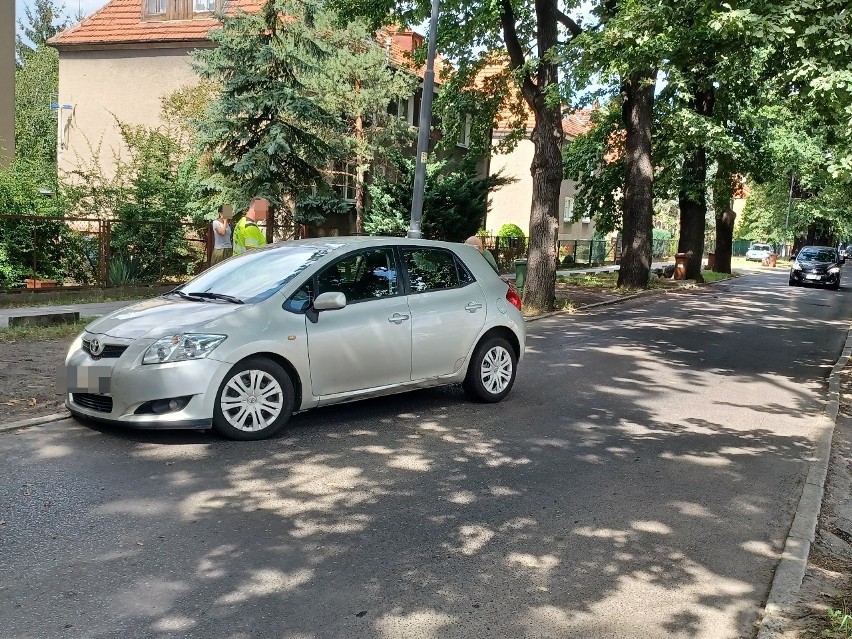 Wrocław - Pilczyce. Kierowca osobówki uderzył w drzewo, żeby...