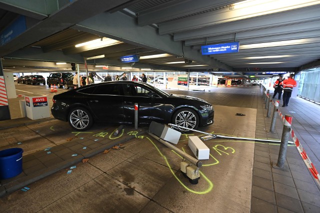 Podejrzewany o chorobę psychiczną mężczyzna celowo wjechał w przechodniów oraz w samochody na parkingu lotniska Kolonia/Bonn.