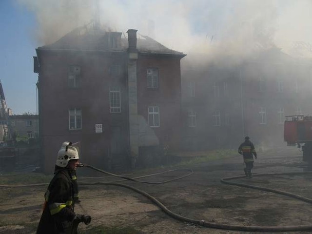 Ogień wybuchł na poddaszu i po dachu rozprzestrzeniał się na inne, przyłączone budynki szpitala. 
