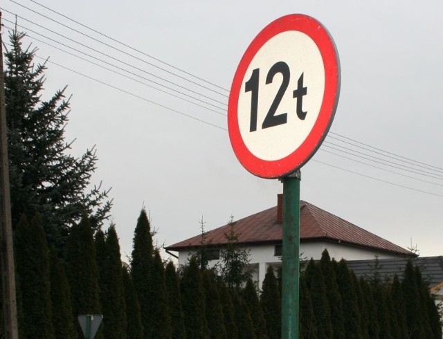 Ten znak stoi przy wjeździe w ulicę Gałczyńskiego od strony Warszawskiej.