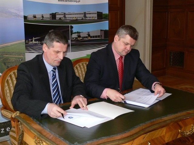 &#8211; (Od lewej) W Zamku Dzikowskim porozumienie podpisali Jacek Hynowski, burmistrz Baranowa Sandomierskiego i Norbert Mastalerz, prezydent Tarnobrzega.