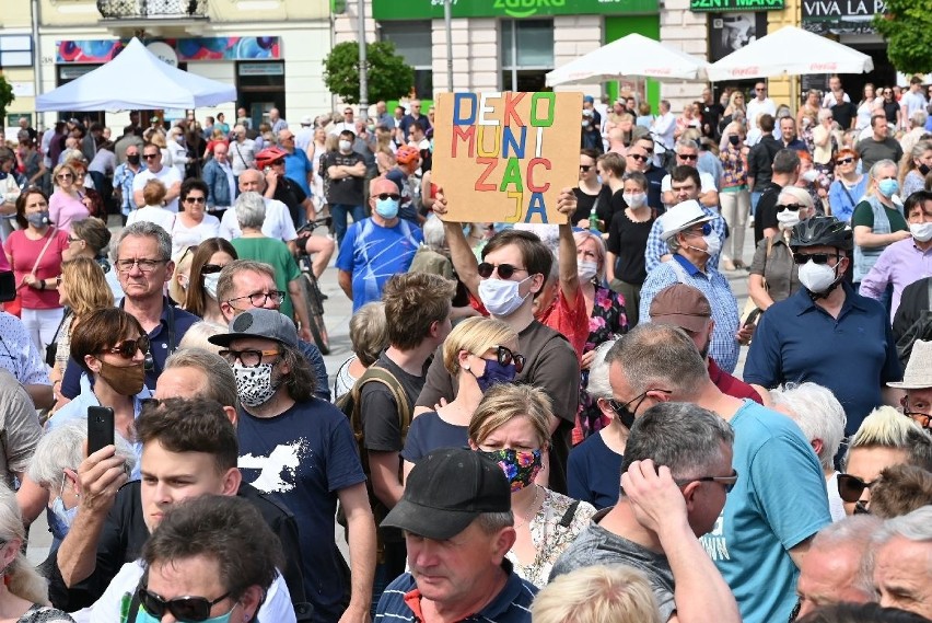 Rafał Trzaskowski z wizytą w Kielcach. Kandydat na prezydenta Polski spotkał się z sympatykami. Były tłumy [ZAPIS TRANSMISJI, ZDJĘCIA]